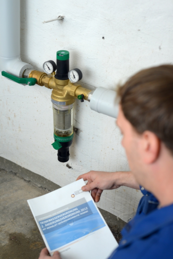 Trinkwasserfilter sorgen für gute Wasserqualität im Haus Eine Wartungsvereinbarung erleichtert das Einhalten der Zeiträume. So lässt sich gewährleisten, dass die Wasserqualität einwandfrei bleibt. Bild: FVSHK NRW