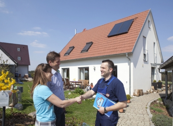 Heiztechnik: Zwei Optionen für ein warmes Zuhause Familien, die einen Hausbau planen, sollten sich schon vor dem Kauf eines Grundstücks darüber Gedanken machen, mit welchem System sie künftig heizen möchten. Bild: Intelligent heizen